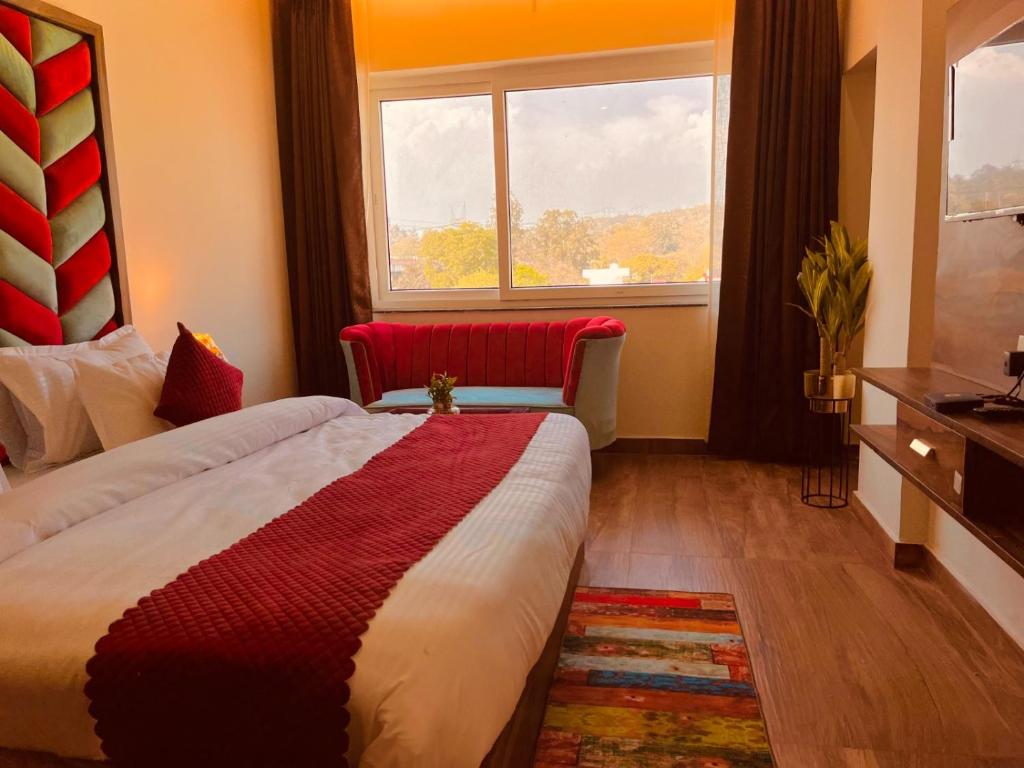 Postel nebo postele na pokoji v ubytování Gange Blossom Resort, Haridwar away from city hustle