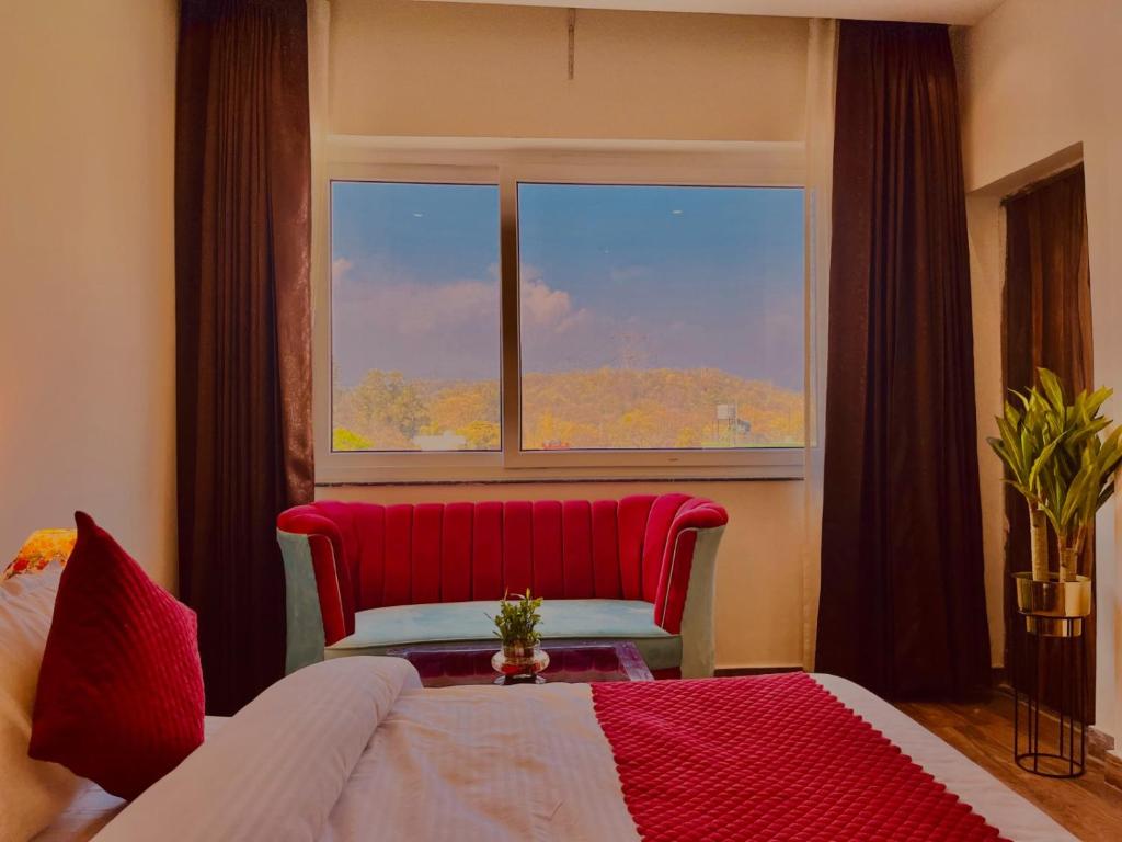 Postel nebo postele na pokoji v ubytování Gange Blossom Resort, Haridwar away from city hustle