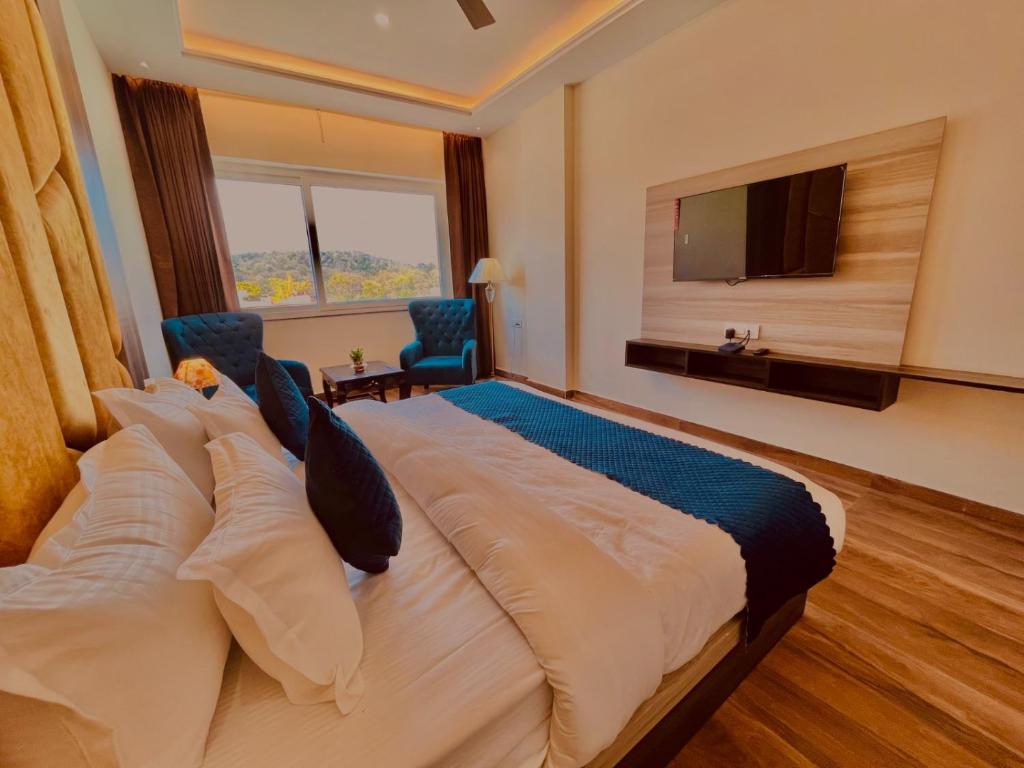 Postel nebo postele na pokoji v ubytování Gange Blossom Resort, Haridwar away from city hustle