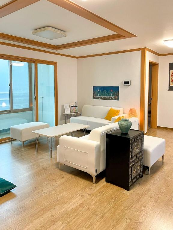 Postel nebo postele na pokoji v ubytování Korean BIG House