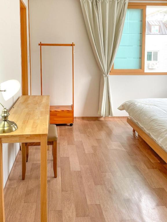 Postel nebo postele na pokoji v ubytování Korean BIG House