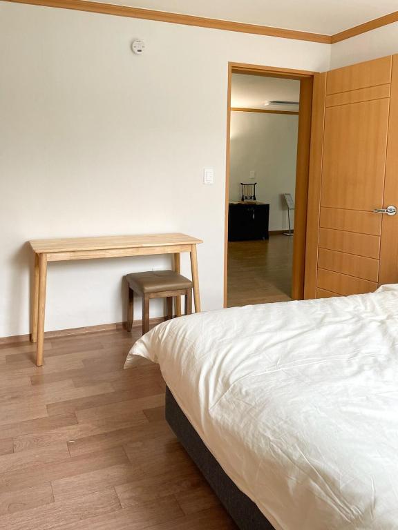 Postel nebo postele na pokoji v ubytování Korean BIG House