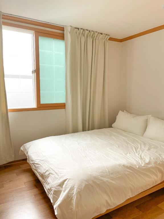Postel nebo postele na pokoji v ubytování Korean BIG House
