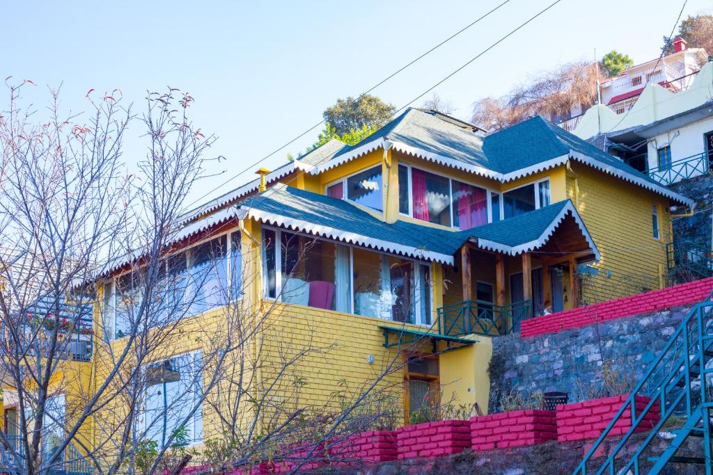 Tòa nhà nơi biệt thự tọa lạc