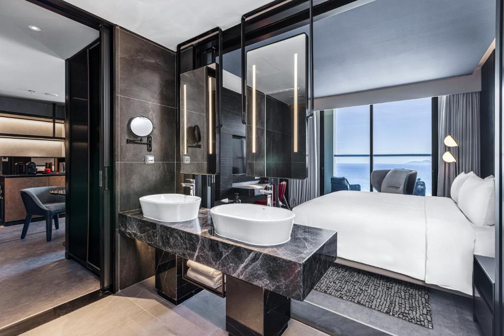 Suite with Balcony - Ocean View
