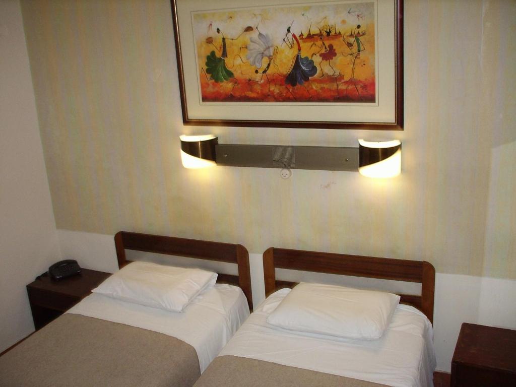 Posteľ alebo postele v izbe v ubytovaní Claridge Hotel