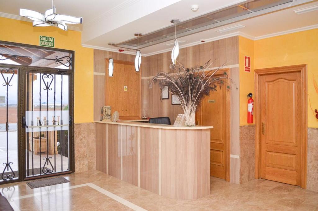 卡拉瓦卡德拉克魯斯的住宿－瑪蓮娜酒店，厨房设有黄色的墙壁和柜台