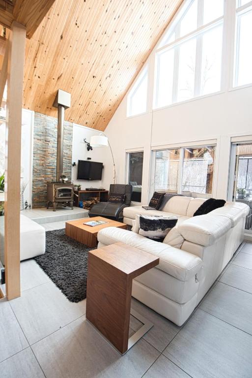 Posezení v ubytování Chalet de luxe Équinoxe - bord de l'eau avec Spa