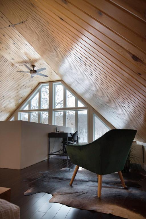 Posezení v ubytování Chalet de luxe Équinoxe - bord de l'eau avec Spa