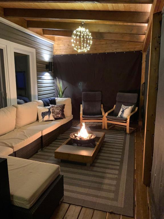 Posezení v ubytování Chalet de luxe Équinoxe - bord de l'eau avec Spa