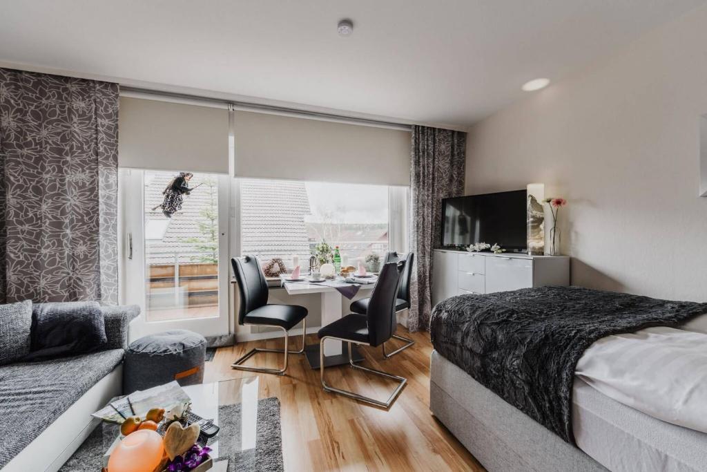 een slaapkamer met een bed, een bureau en een bank bij kleiner Wumbi Braunlage in Braunlage