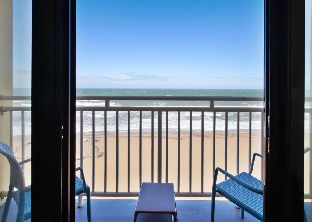 Holiday Inn Express Hotel & Suites Virginia Beach Oceanfront, an IHG Hotel - 