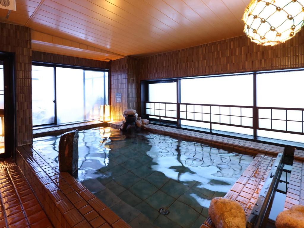 A piscina localizada em Dormy Inn Wakkanai ou nos arredores