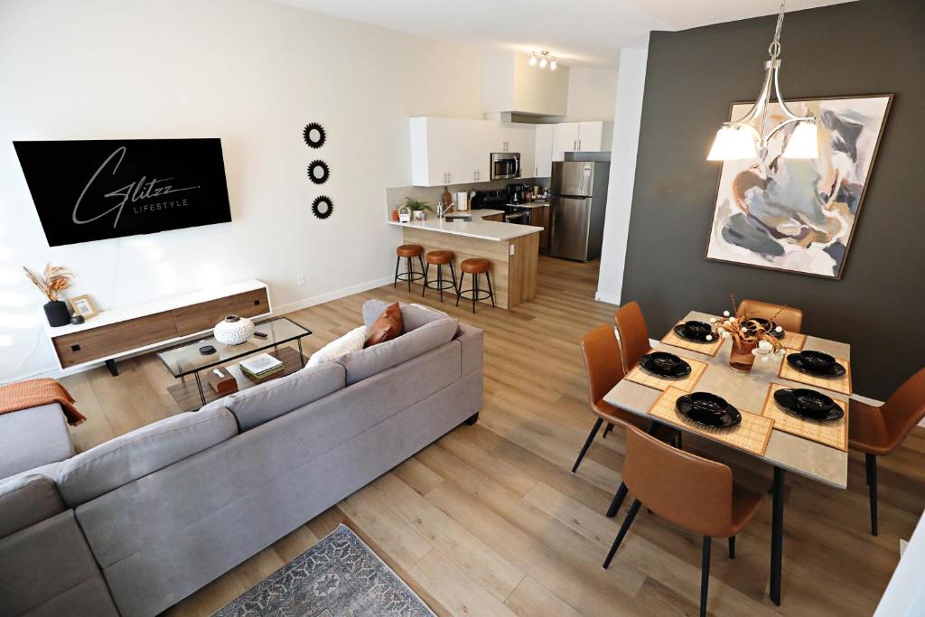 Kuchyň nebo kuchyňský kout v ubytování Downtown 3 Queen Beds, AC, Double Garage, Disney