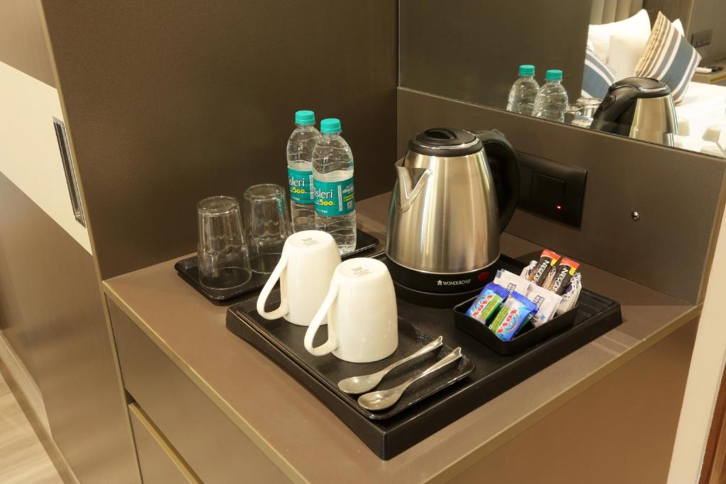 Příslušenství pro přípravu čaje a kávy v ubytování Hotel Oakwood