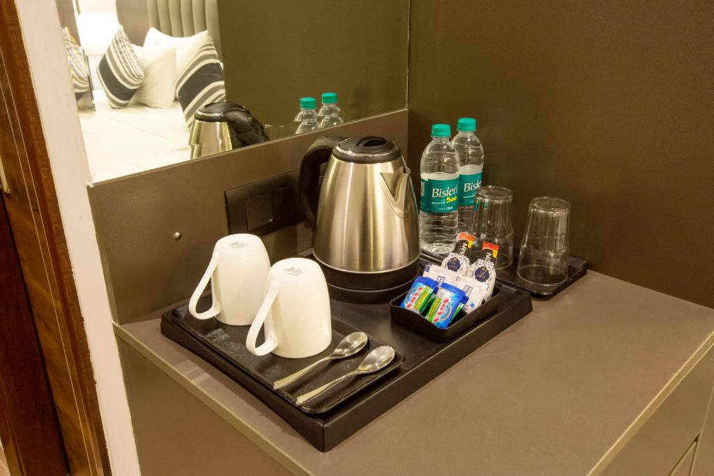 Příslušenství pro přípravu čaje a kávy v ubytování Hotel Oakwood