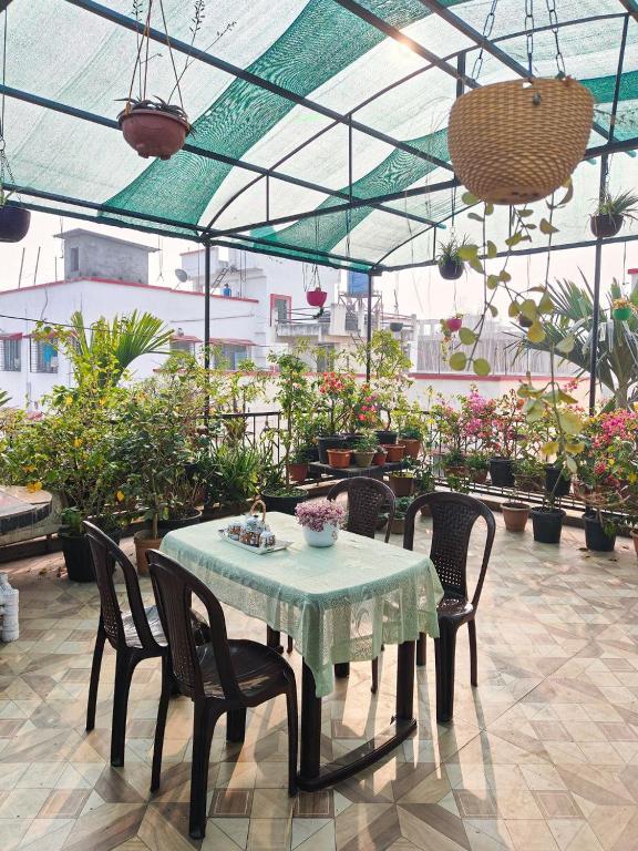 Restaurace v ubytování Tulip Guest House Rooftop Near Kamakhya