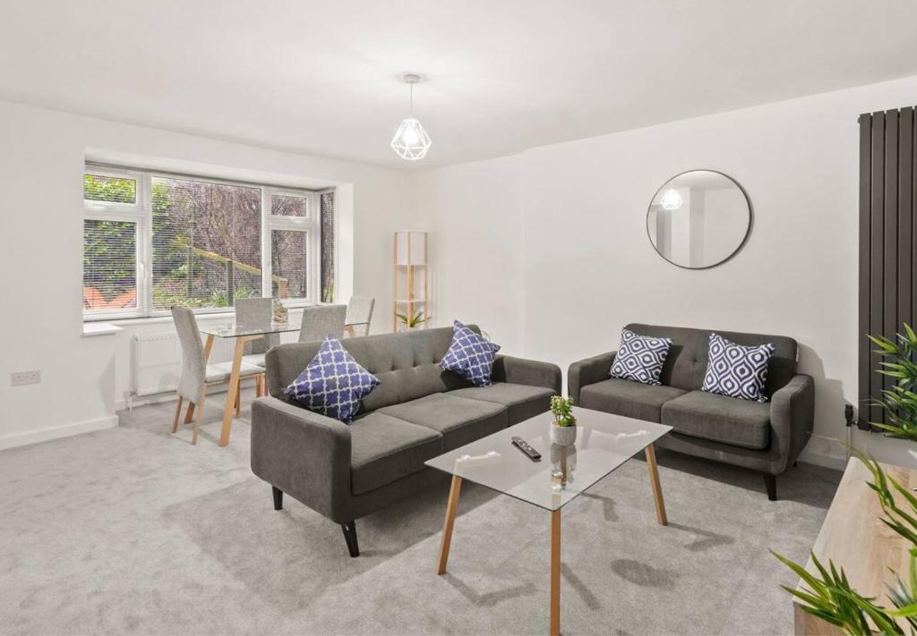 ein Wohnzimmer mit zwei Sofas und einem Tisch in der Unterkunft Aisiki Apartments at Barnet, Ground Floor, 2-Bedroom & 1-Bathroom, Pet Friendly Flat, Double Beds with Free Wi-Fi in Barnet
