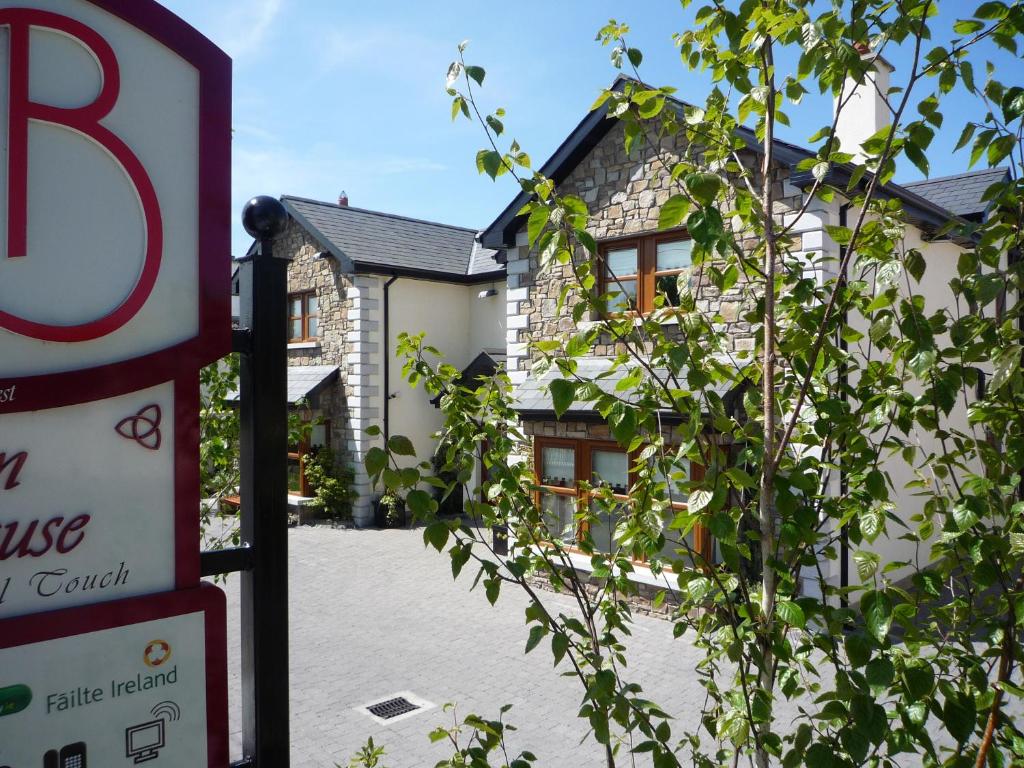 ein Schild vor einem Haus mit einem Gebäude in der Unterkunft Avlon House Bed and Breakfast in Carlow