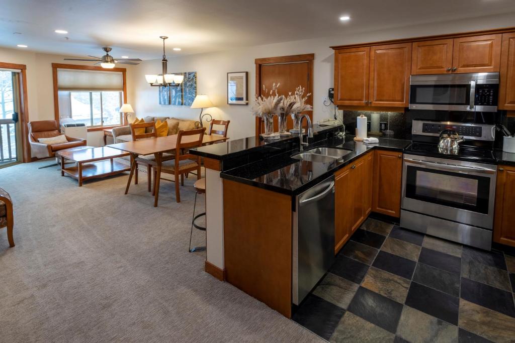 una cucina con armadi in legno e una sala da pranzo di 1307A - One Bedroom Standard Eagle Springs West condo a Solitude