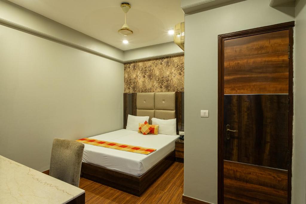 Postel nebo postele na pokoji v ubytování Hotel Sunstar Grand