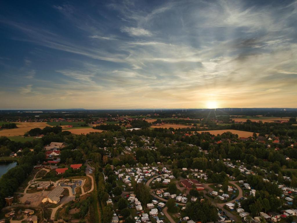 - une vue aérienne sur une ville au coucher du soleil dans l'établissement Alfsee Ferien- und Erlebnispark, à Rieste
