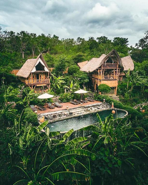 Una vista aérea de un complejo turístico con piscina. en Penida Bambu Green Suites, en Nusa Penida