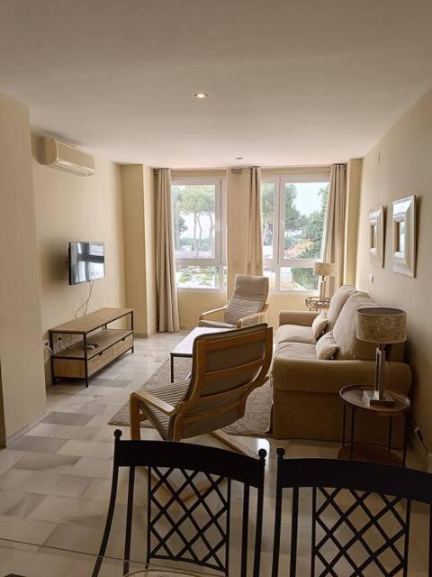 salon z kanapą i krzesłami w obiekcie 3-401-Apartamento 1 dormitorio w mieście El Puerto de Santa María