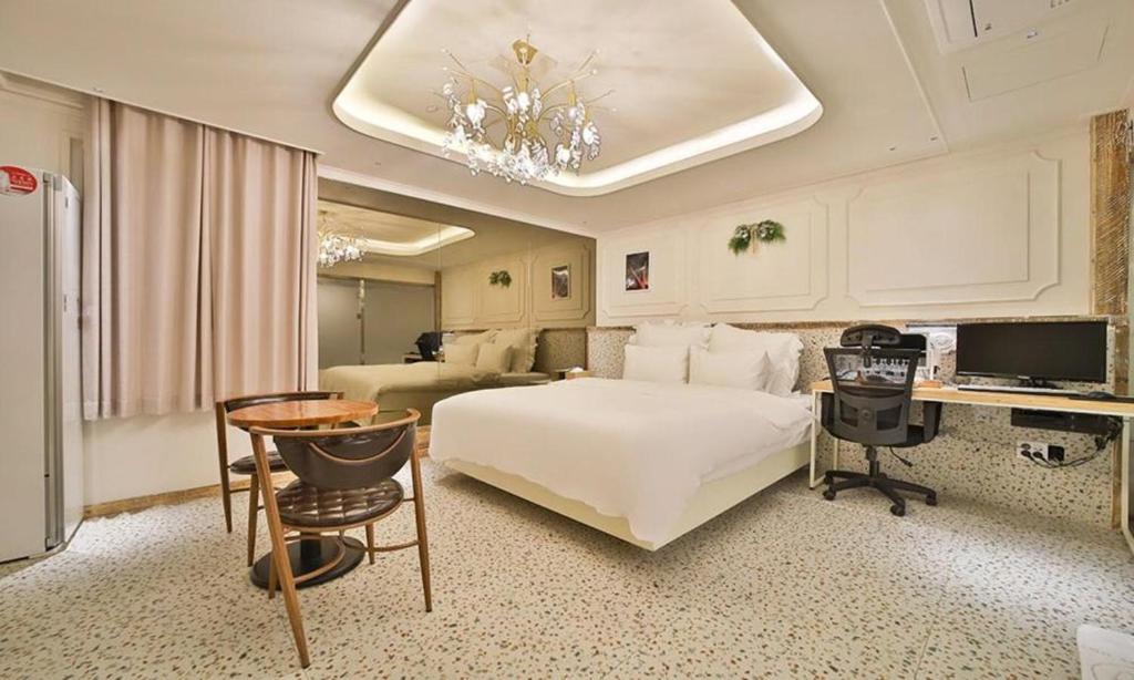 Postel nebo postele na pokoji v ubytování Daegu February Hotel DongdaeguStation
