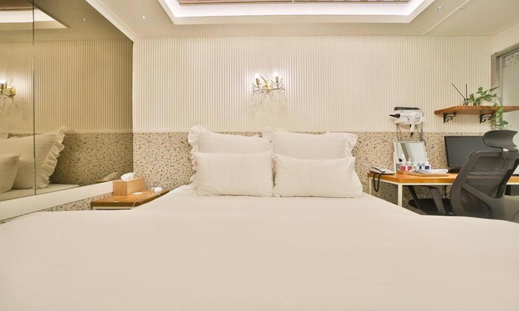 Postel nebo postele na pokoji v ubytování Daegu February Hotel DongdaeguStation