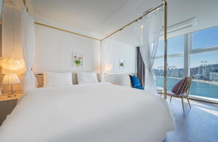 Postel nebo postele na pokoji v ubytování Gwangalli Hotel primavera in Busan