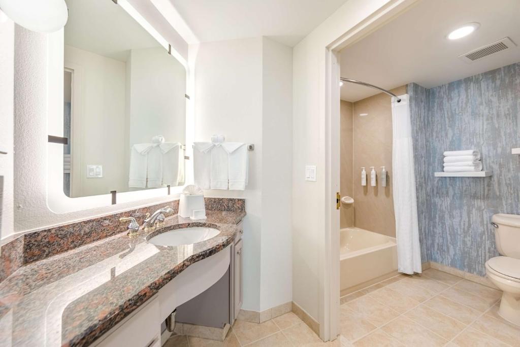 Koupelna v ubytování Homewood Suites by Hilton East Rutherford - Meadowlands, NJ