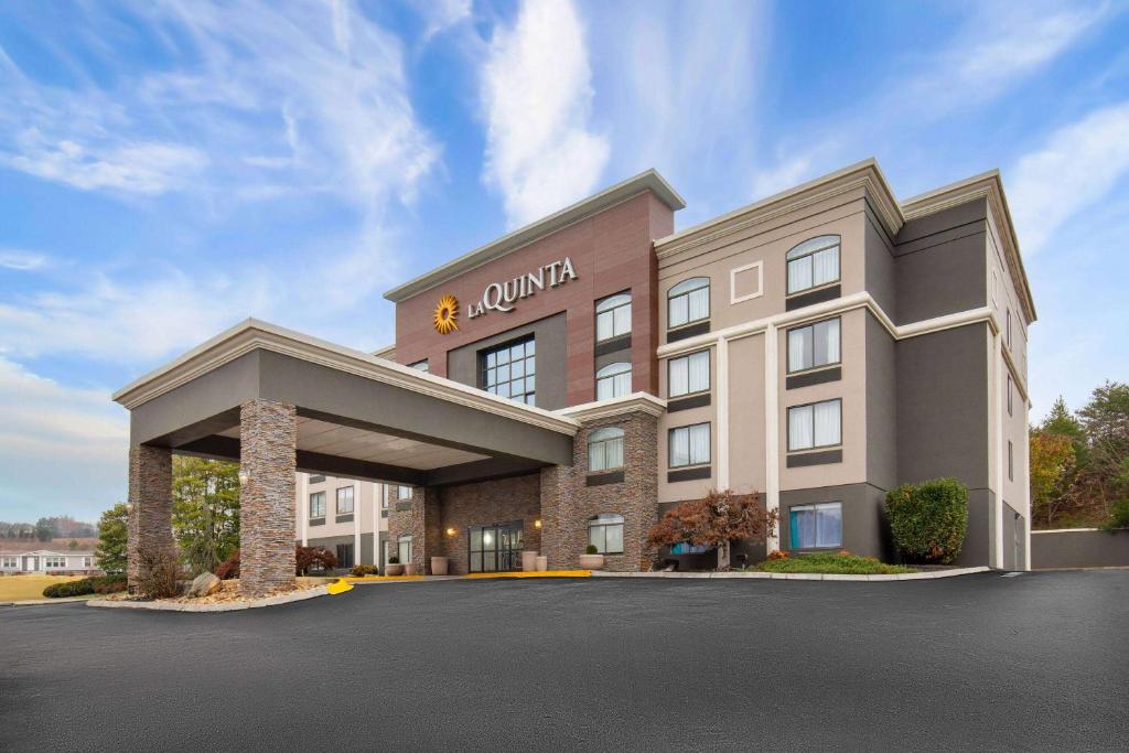 a rendering of a hotel with a parking lot at La Quinta by Wyndham Sevierville / Kodak in Sevierville
