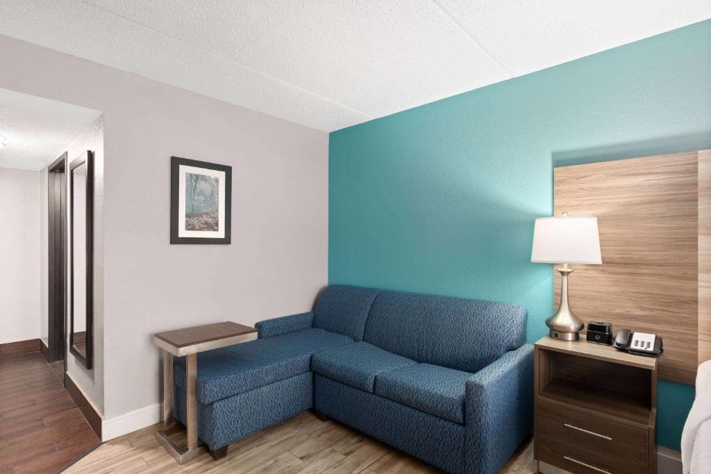 a living room with a blue couch in a room at La Quinta by Wyndham Sevierville / Kodak in Sevierville