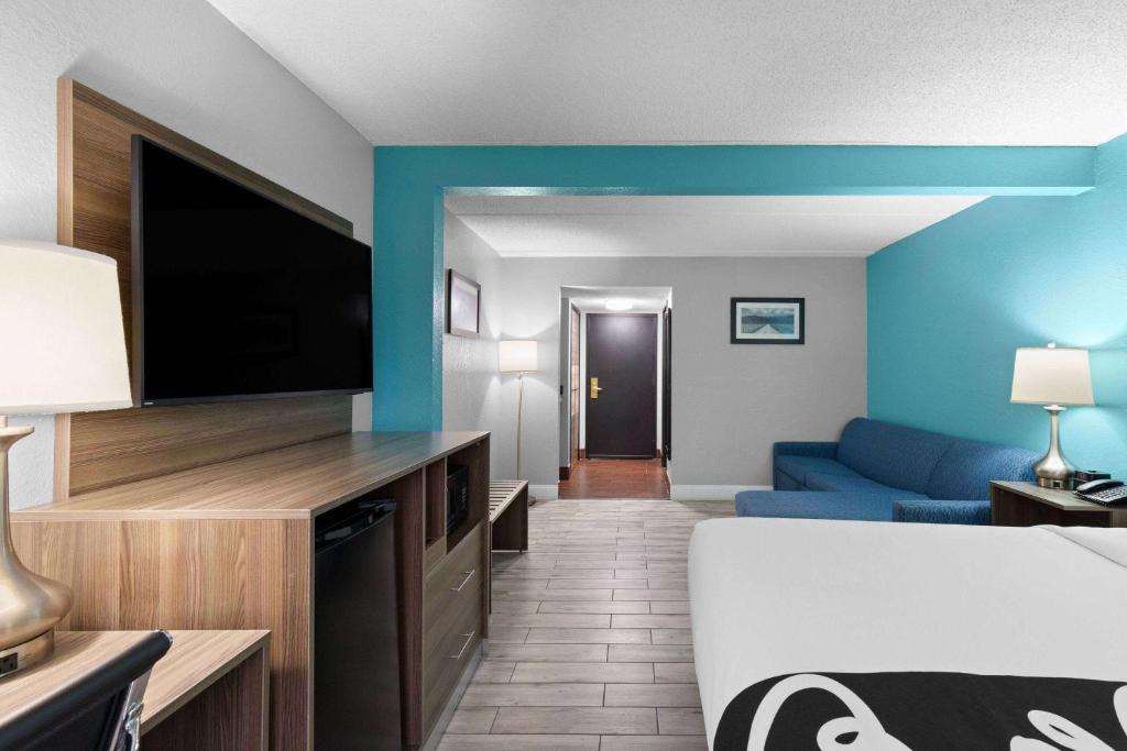 a hotel room with a bed and a flat screen tv at La Quinta by Wyndham Sevierville / Kodak in Sevierville