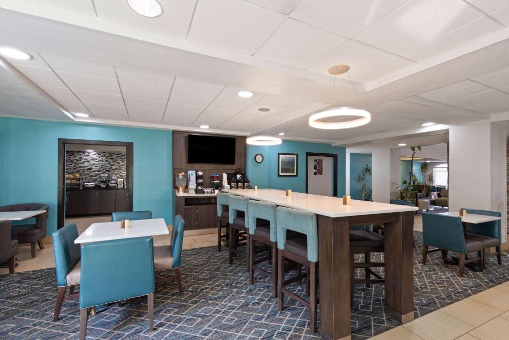 a conference room with a long table and chairs at La Quinta by Wyndham Sevierville / Kodak in Sevierville