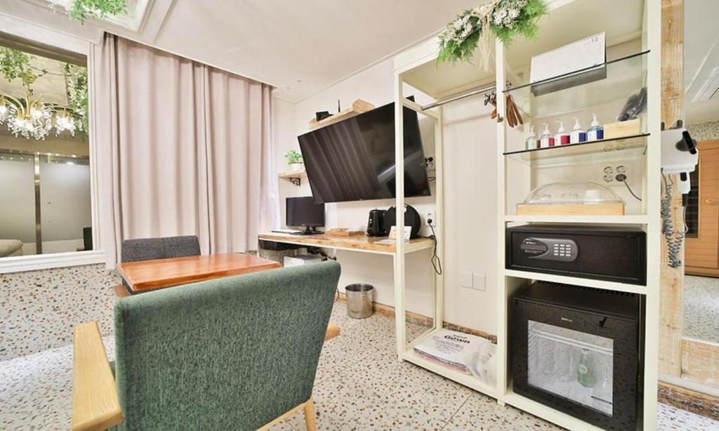 Kuchyň nebo kuchyňský kout v ubytování Daegu February Hotel DongdaeguStation