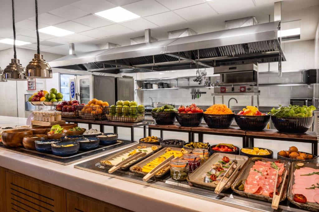 لابی و فضای عمومی Hilton Garden Inn Baku - تصویر ۵