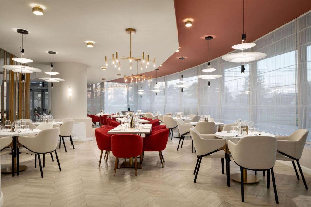 Posezení v ubytování Ramada by Wyndham Bucharest Otopeni Airport