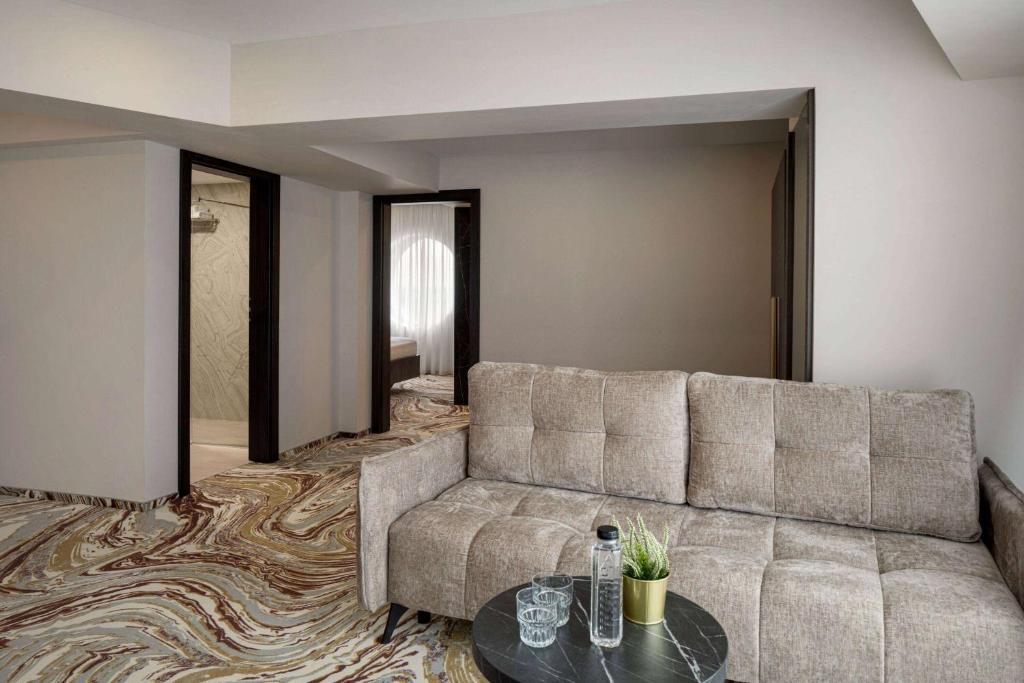 Posezení v ubytování Ramada by Wyndham Bucharest Otopeni Airport