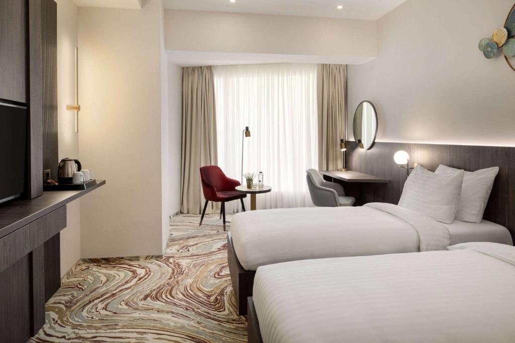 Postel nebo postele na pokoji v ubytování Ramada by Wyndham Bucharest Otopeni Airport