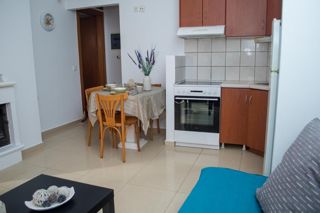 A kitchen or kitchenette at Sun Βy Τhe Sea 100m from the beach