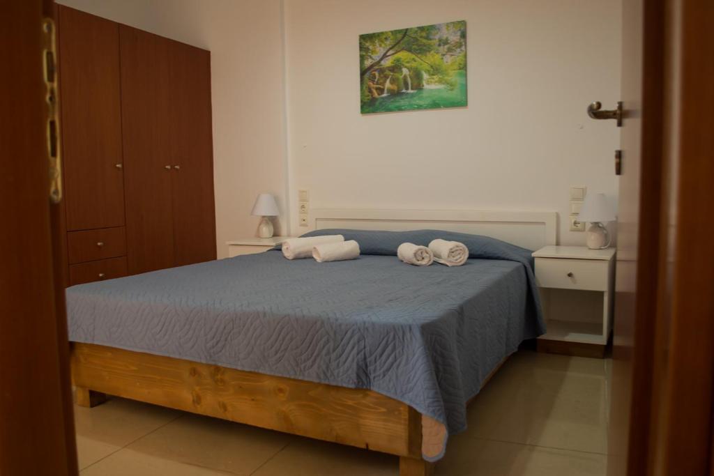 A bed or beds in a room at Sun Βy Τhe Sea 100m from the beach