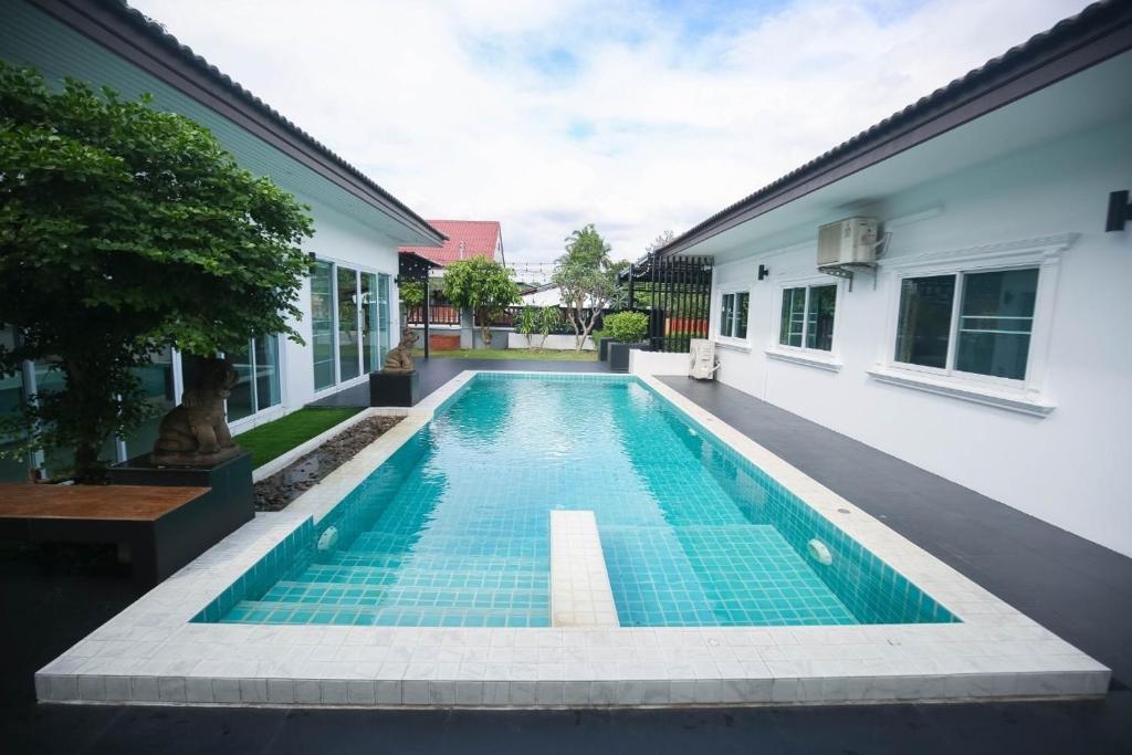 チェンマイにあるPool Villa Chiangmai View Homeの家の真ん中にあるプール