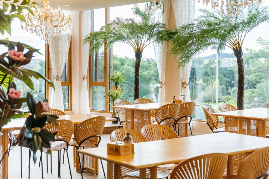 Un jardín fuera de Guilin Red Roof Garden Resort --Within 8000 square meter lush garden- Fluent English-Southeast Asian style decoration-Quiet and delightful