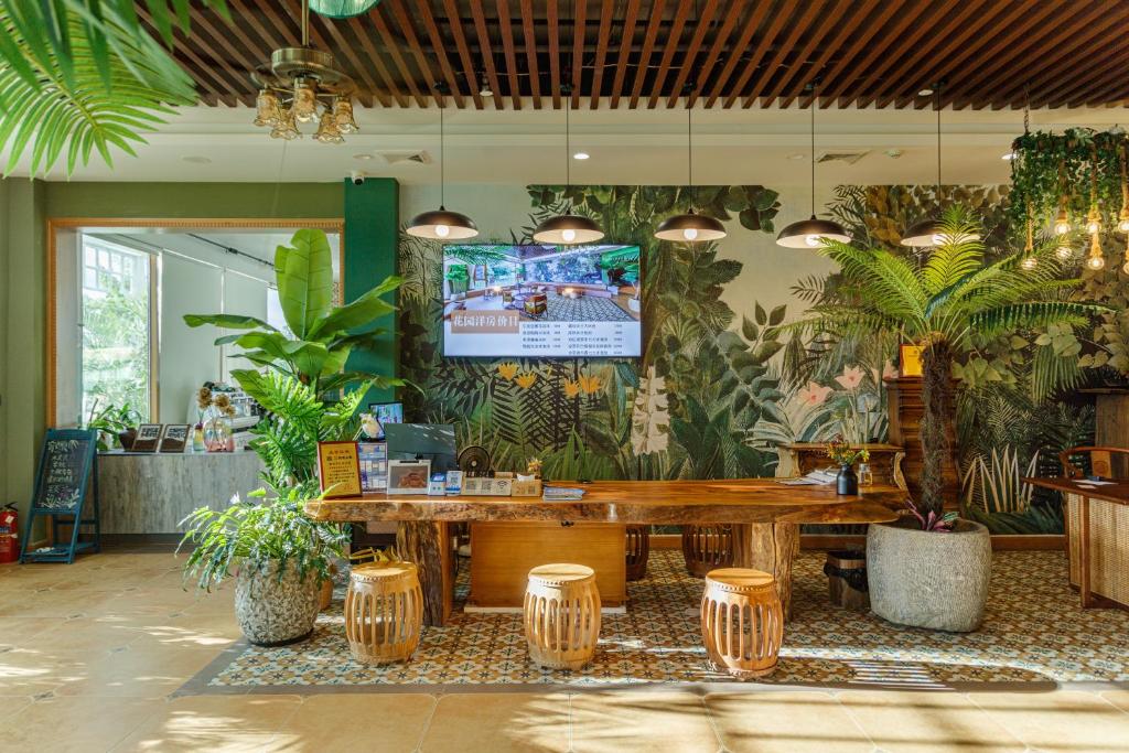 Una televisión o centro de entretenimiento en Guilin Red Roof Garden Resort --Within 8000 square meter lush garden- Fluent English-Southeast Asian style decoration-Quiet and delightful