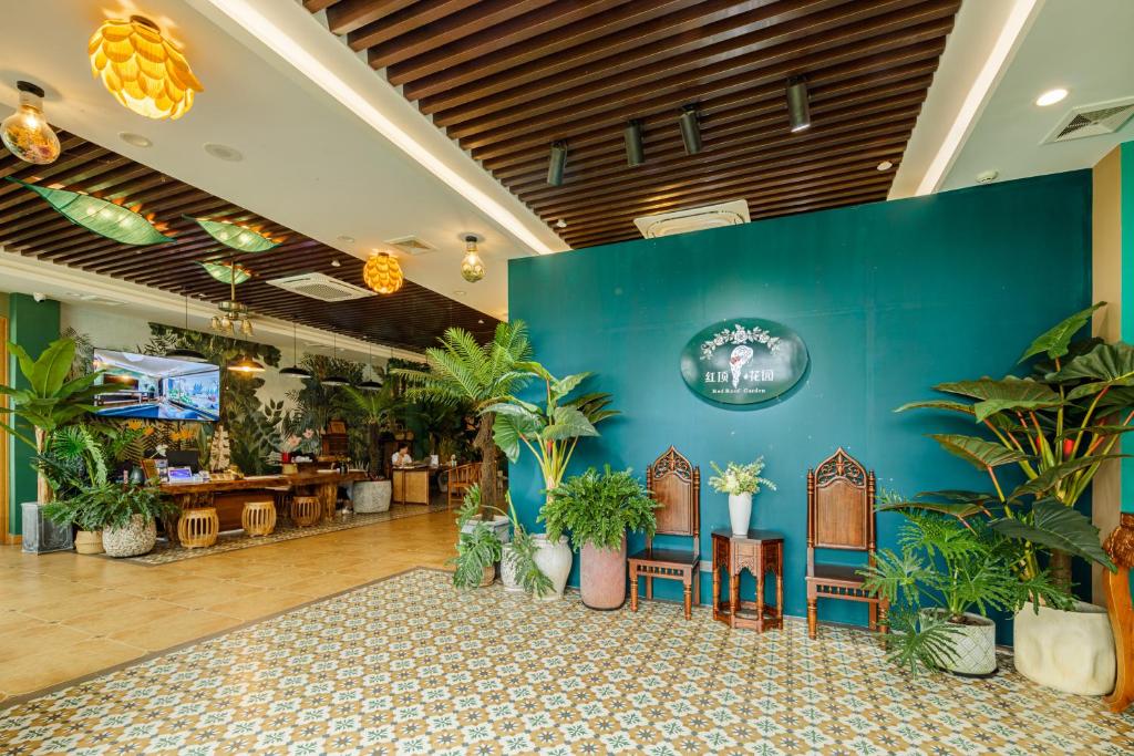 Una televisión o centro de entretenimiento en Guilin Red Roof Garden Resort --Within 8000 square meter lush garden- Fluent English-Southeast Asian style decoration-Quiet and delightful