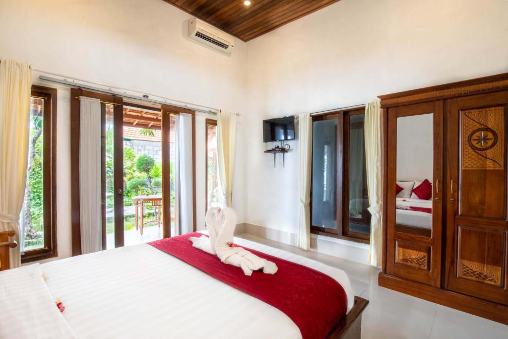 Uma cama ou camas num quarto em Swan Beach Inn