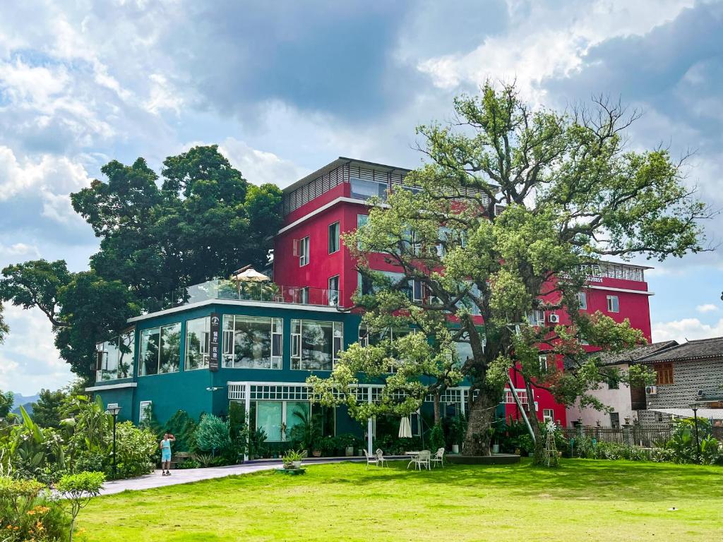 Un jardín fuera de Guilin Red Roof Garden Resort --Within 8000 square meter lush garden- Fluent English-Southeast Asian style decoration-Quiet and delightful