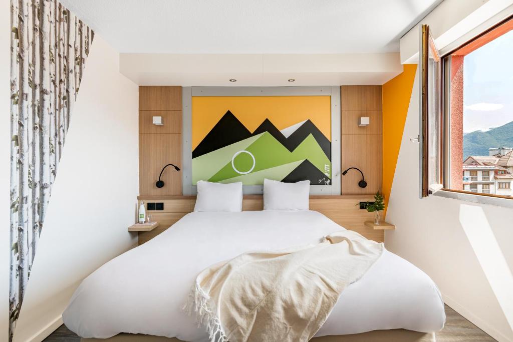 Postel nebo postele na pokoji v ubytování ibis Styles Annecy Centre Gare